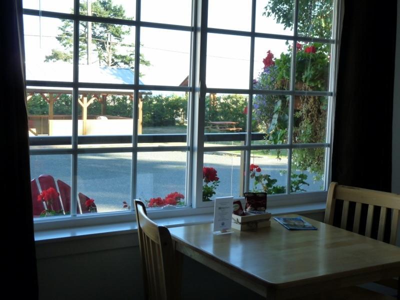 Driftwood By The Sea Inn Campbell River Exterior foto